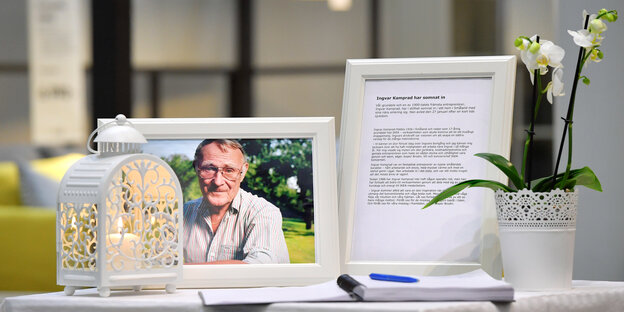 Ein Foto von Ikea-Gründer Ingvar Kamprad in aufgeräumter Ikea-Kulisse Ein Foto von Ikea-Gründer Ingvar Kamprad in aufgeräumter Ikea-Kulisse