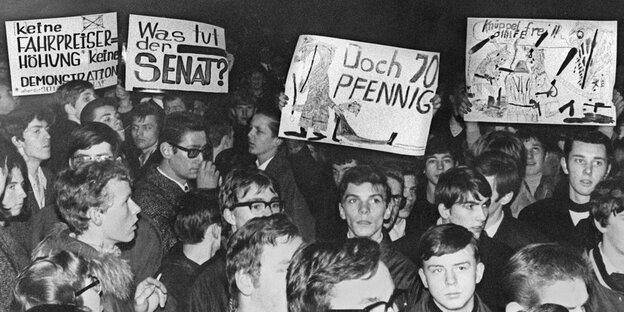 Eine Menschenmenge aus Bremer Schülern, die Plakate gegen die Fahrpreiserhöhung hochhalten. Das Bild stammt aus dem Jahr 1968. Eine Menschenmenge aus Bremer Schülern, die Plakate gegen die Fahrpreiserhöhung hochhalten. Das Bild stammt aus dem Jahr 1968.