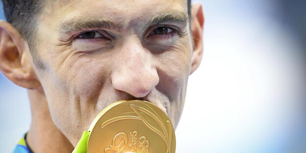 Michael Phelps küsst seine Goldmedaille Michael Phelps küsst seine Goldmedaille