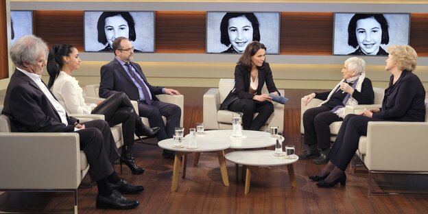 Menschen sitzen bei Anne Will im Halbrund und diskutieren Menschen sitzen bei Anne Will im Halbrund und diskutieren