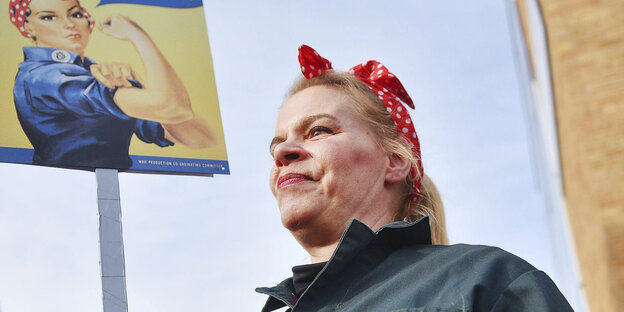 Eine Frau hält beim Women's March ein Schild mit einer Frau hoch Eine Frau hält beim Women's March ein Schild mit einer Frau hoch