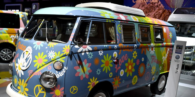 ein bunt bemalter VW-Bus ein bunt bemalter VW-Bus