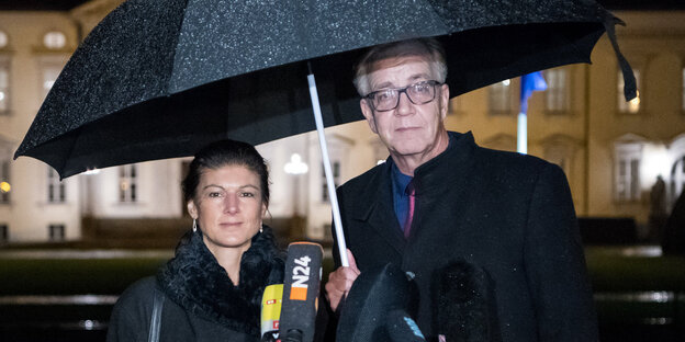 Sahra Wagenknecht und Dietmar Bartsch stehen unter einem Schirm Sahra Wagenknecht und Dietmar Bartsch stehen unter einem Schirm