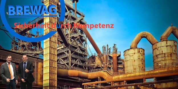 Eine Fabrikanlage, davor zwei Männer in Anzügen, einer hebt den Daumen. Eine Fabrikanlage, davor zwei Männer in Anzügen, einer hebt den Daumen.