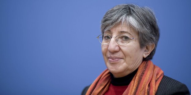 Die Ministerin Sima Samar guckt in die Kamera Die Ministerin Sima Samar guckt in die Kamera