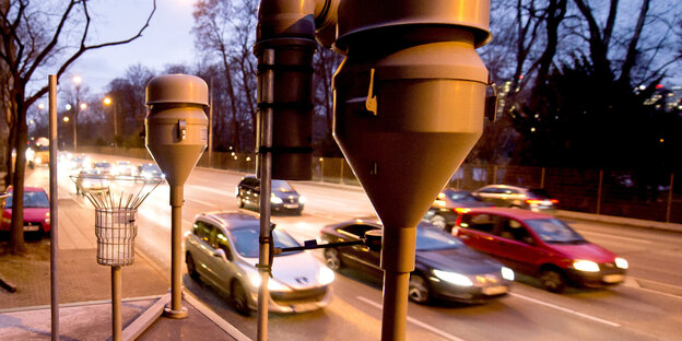 Feinstaub-Warnschild in Stuttgart am Abend