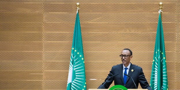 Ruandas Präsident Paul Kagame spricht auf einem Podium Ruandas Präsident Paul Kagame spricht auf einem Podium