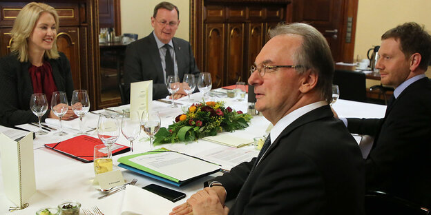 Manuela Schwesig, Bodo Ramelow, Reiner Haselhoff und Michael Kretschmer an einem Tisch