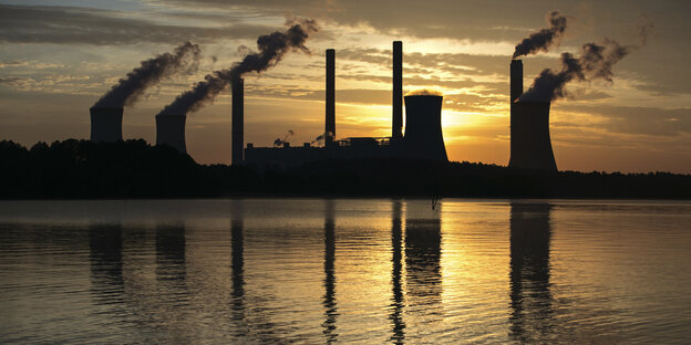 Ein Kohlekraftwerk in den USA in der Abendsonne Ein Kohlekraftwerk in den USA in der Abendsonne