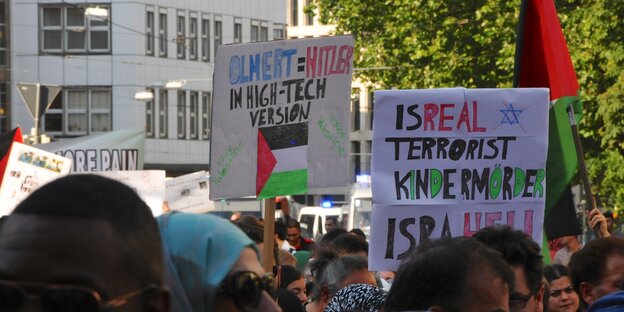 Demonstranten hatten Schilder hoch mit Texten wie "Isreal=Terrorist". Demonstranten hatten Schilder hoch mit Texten wie "Isreal=Terrorist".
