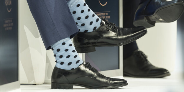 Feine Herrenschuhe und gepunktete Socken Feine Herrenschuhe und gepunktete Socken