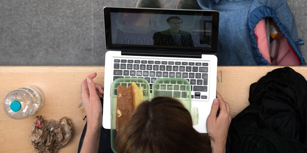 Eine Frau guckt auf den Bildschirm eines Laptops Eine Frau guckt auf den Bildschirm eines Laptops