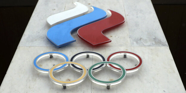 Relief mit olympischen Ringen und stilisierter russischer Flagge Relief mit olympischen Ringen und stilisierter russischer Flagge