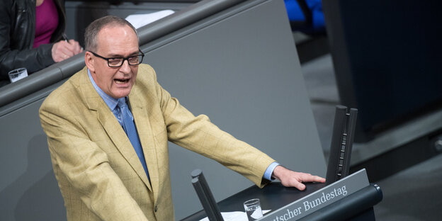 Ein Mann, Roman Reusch, an einem Pult Ein Mann, Roman Reusch, an einem Pult