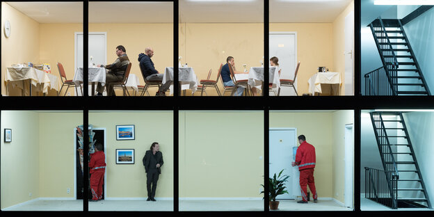 Man sieht durch die Fenster zwei von drei Etagen des Hotels auf der Bühne. Man sieht durch die Fenster zwei von drei Etagen des Hotels auf der Bühne.