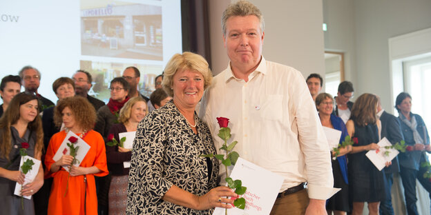 Ein Mann und eine Frau mit Blume und Urkunde Ein Mann und eine Frau mit Blume und Urkunde