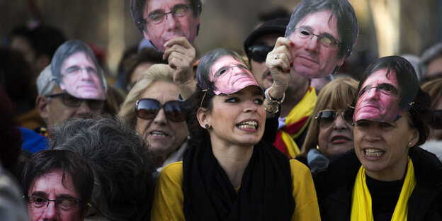Demonstranten in Barcelona tragen Masken mit dem Gesicht des Ex-Regionalpräsidenten Carles Puigdemont Demonstranten in Barcelona tragen Masken mit dem Gesicht des Ex-Regionalpräsidenten Carles Puigdemont