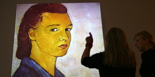 Zwei Museumsbesucher neben einem Selbstporträt Charlotte Salomons Zwei Museumsbesucher neben einem Selbstporträt Charlotte Salomons