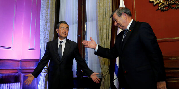 Uruguays Außenminister Rodolfo Nin Novoa und sein chinesischer Kollege Wang Yi gestikulieren Uruguays Außenminister Rodolfo Nin Novoa und sein chinesischer Kollege Wang Yi gestikulieren