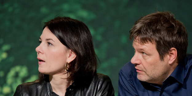 Annalena Baerbock und Robert Habeck schauen nach links Annalena Baerbock und Robert Habeck schauen nach links