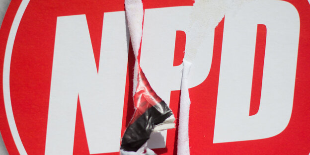 Beschädigtes NPD-Plakat Beschädigtes NPD-Plakat