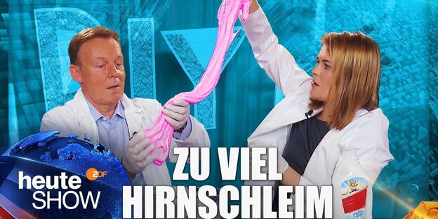 Zwei Menschen in weißen Mäntel halten rosafarbenen Schleim in ihrer Händen. Darunter der Text „Zu viel Hirnschleim“ Zwei Menschen in weißen Mäntel halten rosafarbenen Schleim in ihrer Händen. Darunter der Text „Zu viel Hirnschleim“