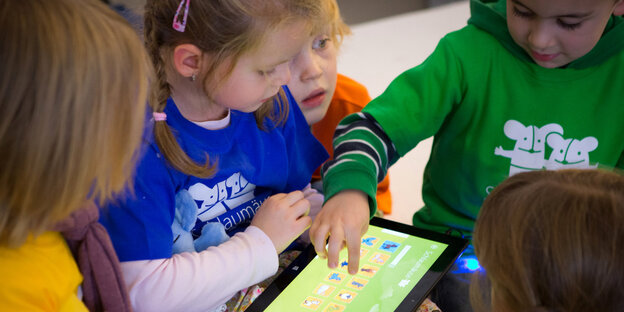 Kinder spielen mit einem Tablet