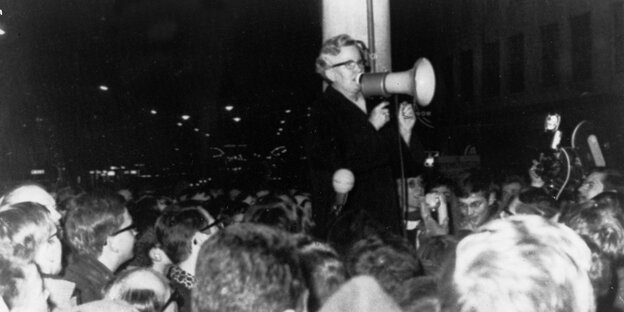 Annemarie Mevissen hält ein Megafon in der Hand. Vor ihr stehen Menschen Annemarie Mevissen hält ein Megafon in der Hand. Vor ihr stehen Menschen
