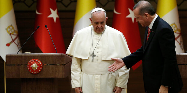 Erdoğan reicht dem Papst die Hand bei einem Treffen 2014 Erdoğan reicht dem Papst die Hand bei einem Treffen 2014