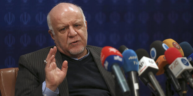 Bidschan Namdar Sanganeh, iranischer Ölminister, vor Mikrofonen Bidschan Namdar Sanganeh, iranischer Ölminister, vor Mikrofonen