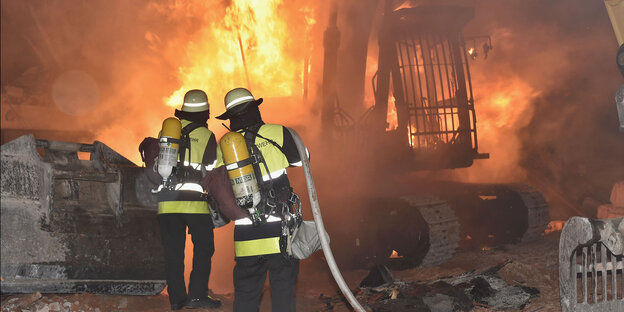 Die Feuerwehr löscht den Brand eines Kettenbaggers Die Feuerwehr löscht den Brand eines Kettenbaggers