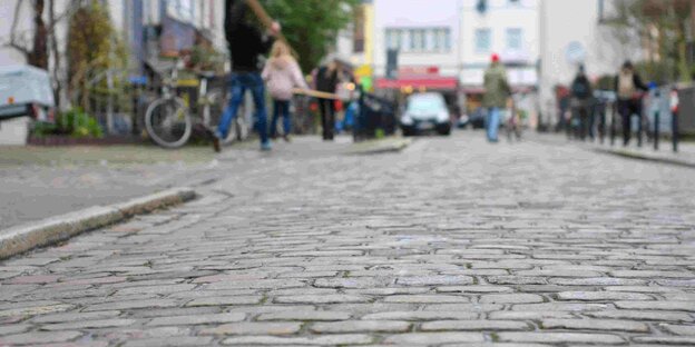 Eine Straße mit Kopfsteinpflaster im Bremer Steintorviertel. Eine Straße mit Kopfsteinpflaster im Bremer Steintorviertel.
