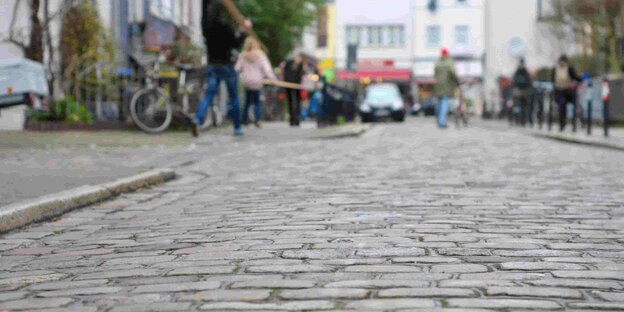 Eine Straße mit Kopfsteinpflaster im Bremer Steintorviertel.