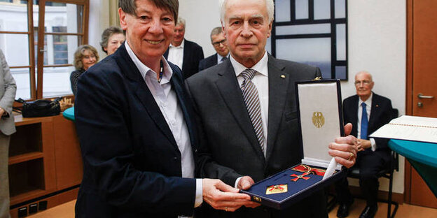 Umweltministerin Barbara Hendricks überreichte Prof. Helmut Greim im Juli 2015 das „Große Verdienstkreuz mit Stern“ Umweltministerin Barbara Hendricks überreichte Prof. Helmut Greim im Juli 2015 das „Große Verdienstkreuz mit Stern“