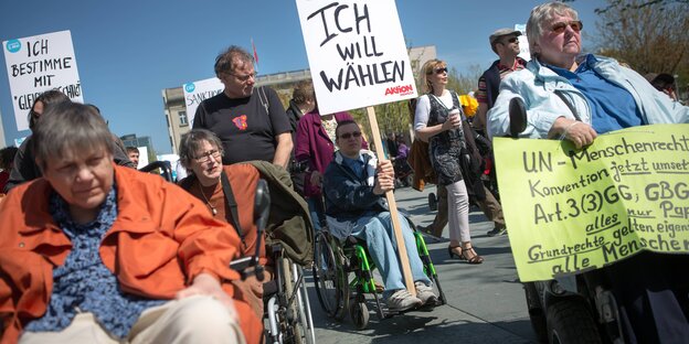 Menschen demonstrieren, auf einem Schild steht: Ich will wählen Menschen demonstrieren, auf einem Schild steht: Ich will wählen