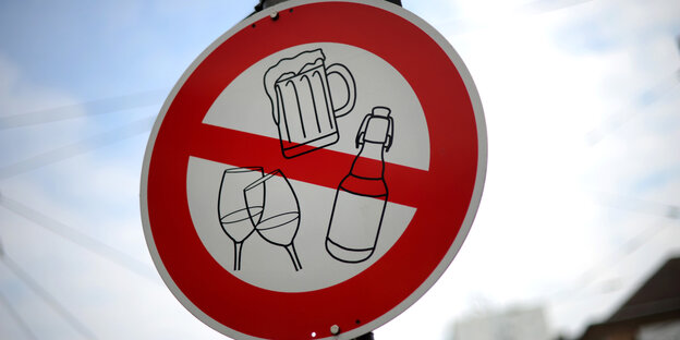 Alkoholverbotsschild im Design eines Verkehrsschildes Alkoholverbotsschild im Design eines Verkehrsschildes