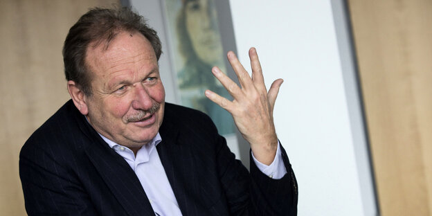 Frank Bsirske gestikuliert mit der Hand Frank Bsirske gestikuliert mit der Hand