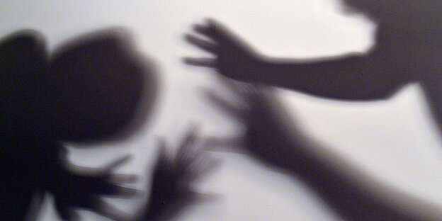 schatten von zwei streitenden Personen schatten von zwei streitenden Personen