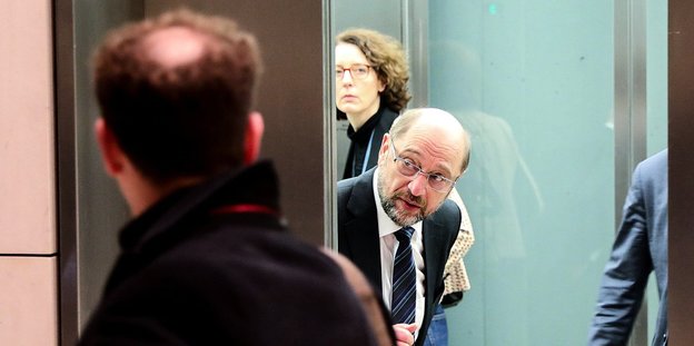 Martin Schulz guckt um die Ecke