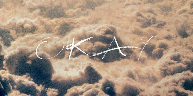 Wolken von oben fotografiert darauf der Schriftzug „Okay“ Wolken von oben fotografiert darauf der Schriftzug „Okay“
