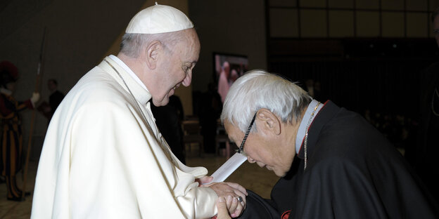 Papst Franziskus begrüßt Bischof Zen Papst Franziskus begrüßt Bischof Zen