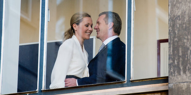 Bettina und Christian Wulff stehen an einem Fenster