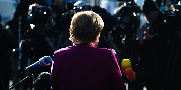 Bundeskanzlerin Angela Merkel spricht zu Journalisten Bundeskanzlerin Angela Merkel spricht zu Journalisten