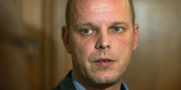 Ein Mann, Nikolaus Kramer, im Gespräch Ein Mann, Nikolaus Kramer, im Gespräch