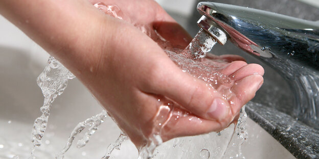 Hand unter Wasserhahn Hand unter Wasserhahn