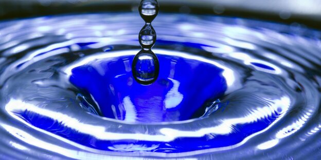 Tropfen fällt ins Wasser Tropfen fällt ins Wasser