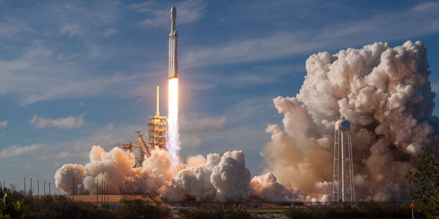 Eine Rakete hebt ab und erzeugt eine Dunstwolke Eine Rakete hebt ab und erzeugt eine Dunstwolke