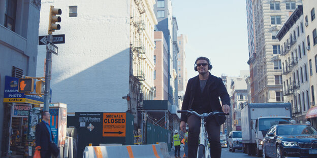 Der Architekt Bjarke Ingels fährt in Manhattan Fahrrad Der Architekt Bjarke Ingels fährt in Manhattan Fahrrad