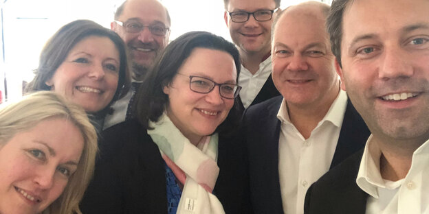 Mehrere Menschen drängen sich auf ein Bild, darunter die SPD-Politiker Nahles und Scholz