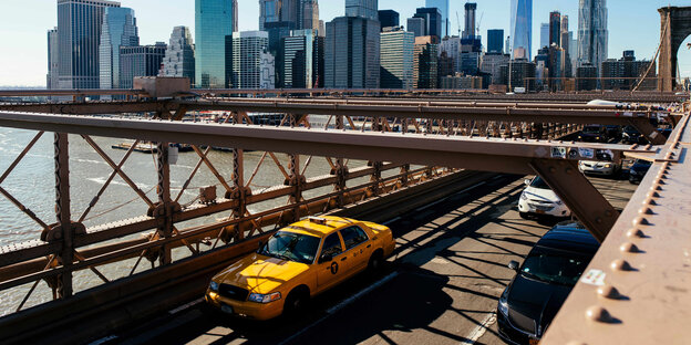Ein gelbes Taxi auf einer Brücke Ein gelbes Taxi auf einer Brücke